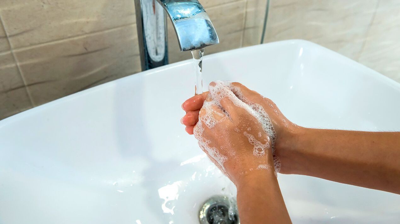 La regla más sencilla para prevenir las helmintiasis es lavarse siempre las manos con jabón.